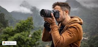 Seorang fotografer profesional sedang memotret acara pernikahan di Sampit dengan photobooth di latar belakang.